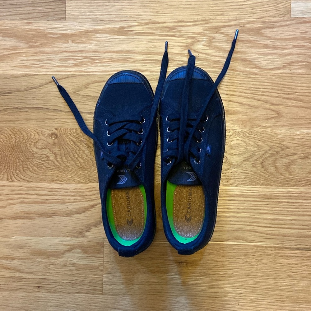 NWOT Cariuma black shoes size 8